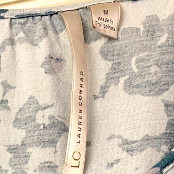 LC Teal Blue Gray Floral Women's Top Size Medium Banded Hem Short Sleeves Top - Picture 3 of 7